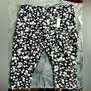 NWT~Terra & Sky Bkac & White Floral Capri Length Leggings.
